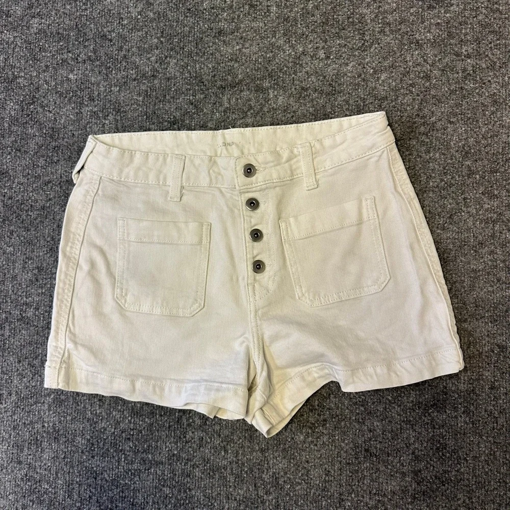 Old Navy Shorts Womens Size 8 White Button Fly Patch Pocket Denim Casual Stretch